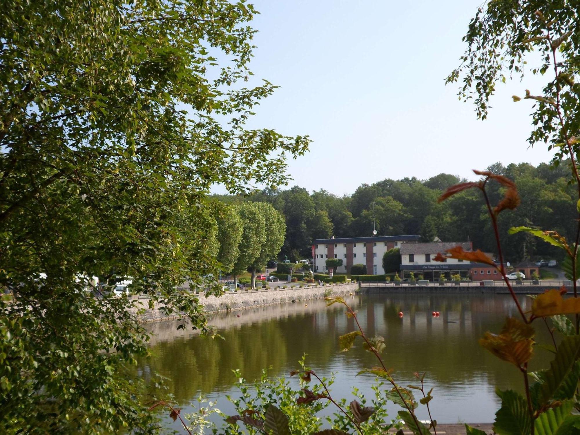 Отель Ibis Les Etangs Des Moines Fourmies Экстерьер фото
